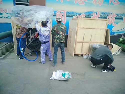 江蘇省聚脲噴塗機水池防腐防水改造(圖3) 爲江蘇客戶培訓液壓聚脲噴塗機使用