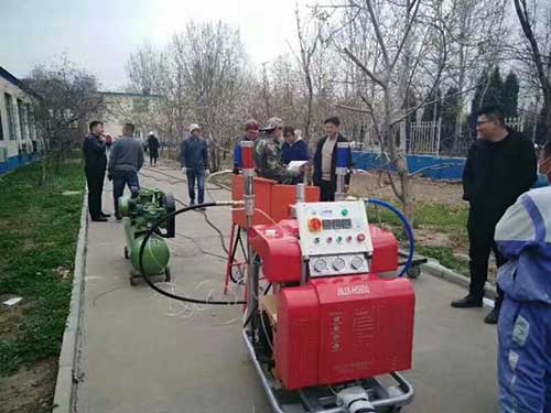 江蘇省聚脲噴塗機水池防腐防水改造(圖4) 江蘇省客戶水池聚脲噴塗機防水現場施工拍攝